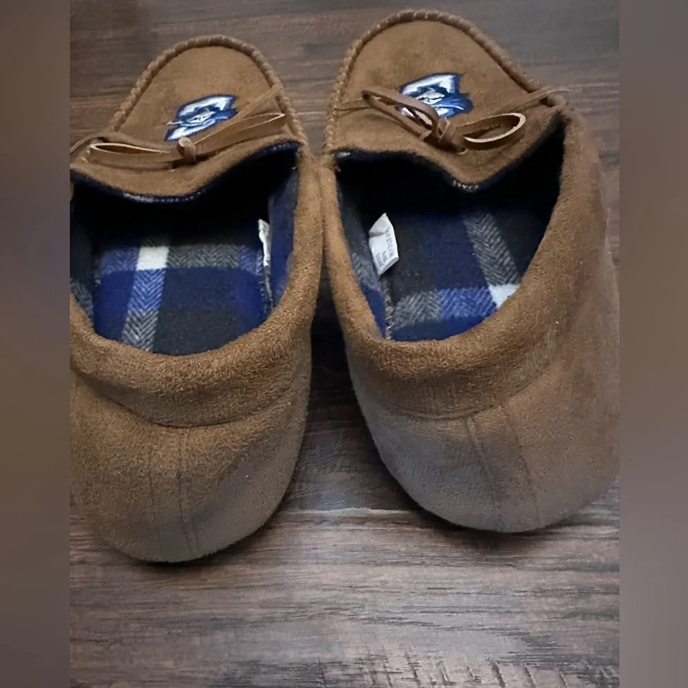 Creighton moccasin slippers men’s 9/10 brand new chestnut brown blue jays